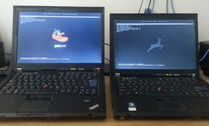 Imagem de dois notebooks Thinkpads com Gnuboot e Libreboot